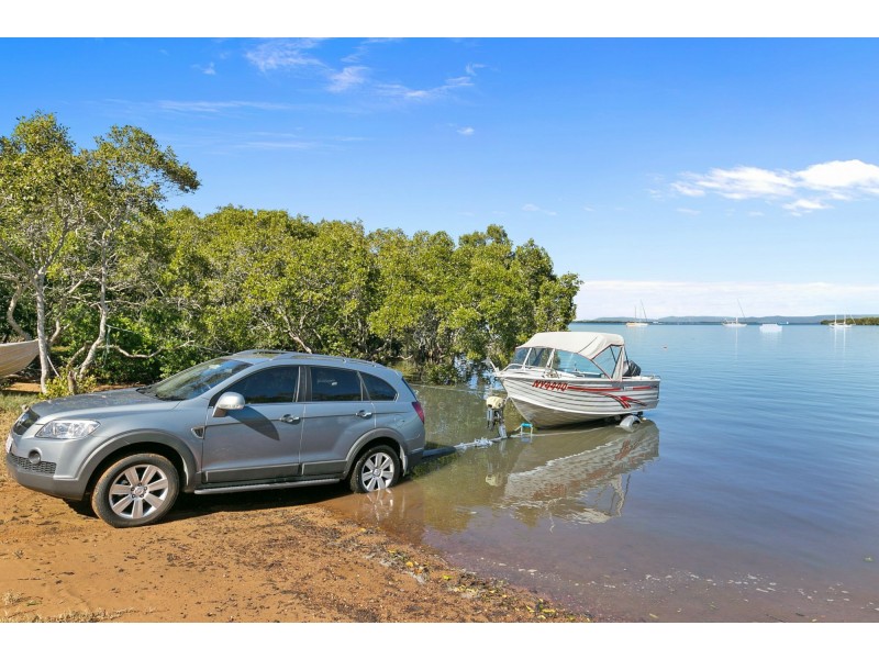 54 Western Road, Macleay Island QLD 4184