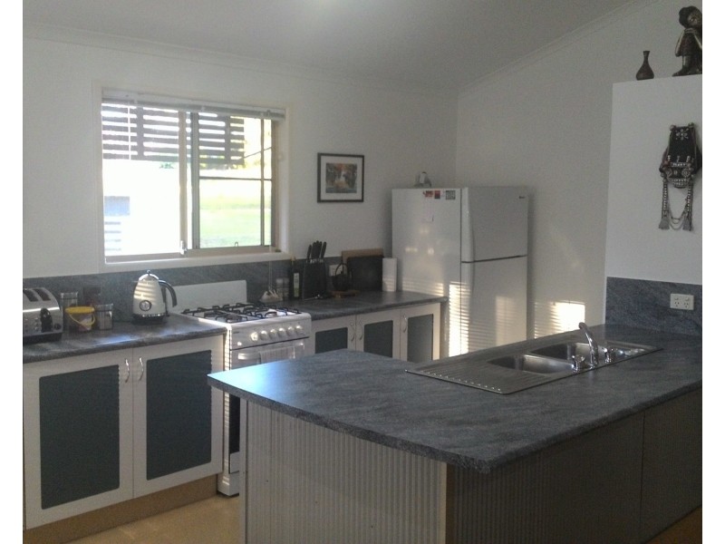 9 Thomas St, Macleay Island QLD 4184