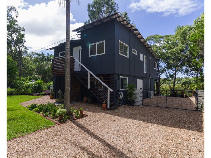 2 Waterside Dr, Macleay Island QLD 4184