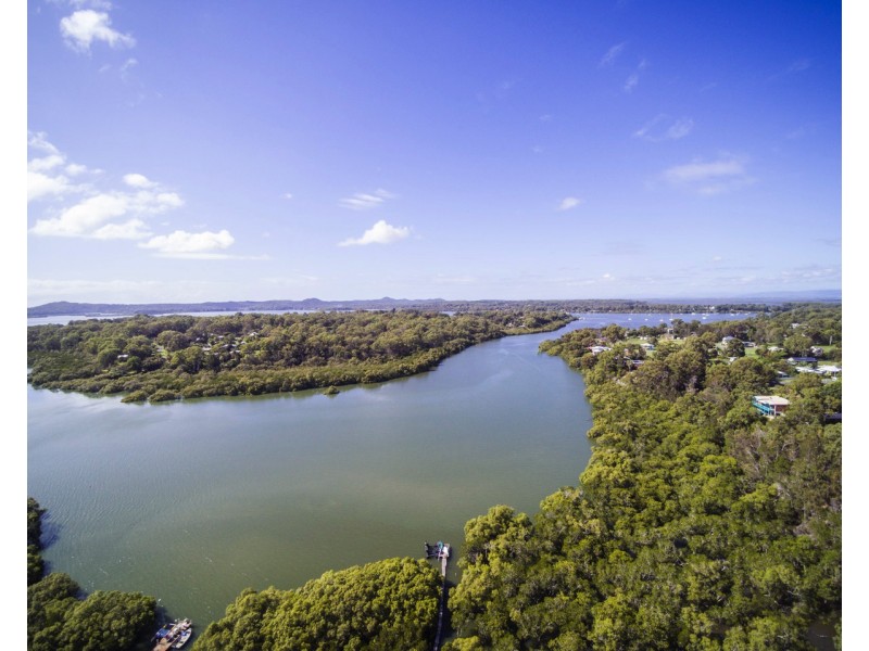 2 Waterside Dr, Macleay Island QLD 4184