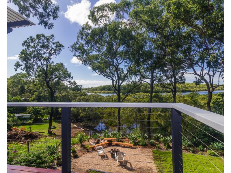 2 Waterside Dr, Macleay Island QLD 4184