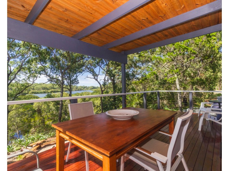 2 Waterside Dr, Macleay Island QLD 4184