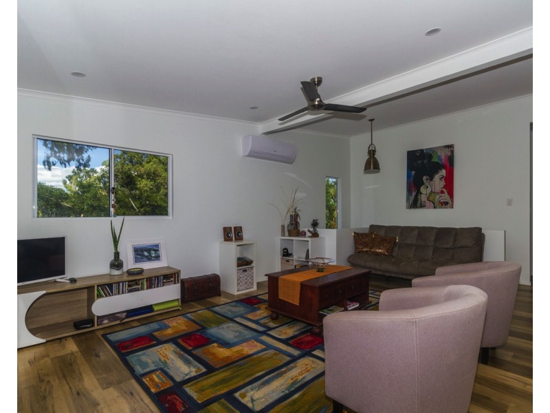 2 Waterside Dr, Macleay Island QLD 4184