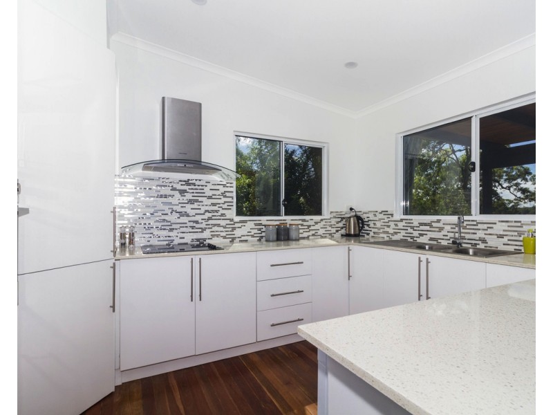 2 Waterside Dr, Macleay Island QLD 4184