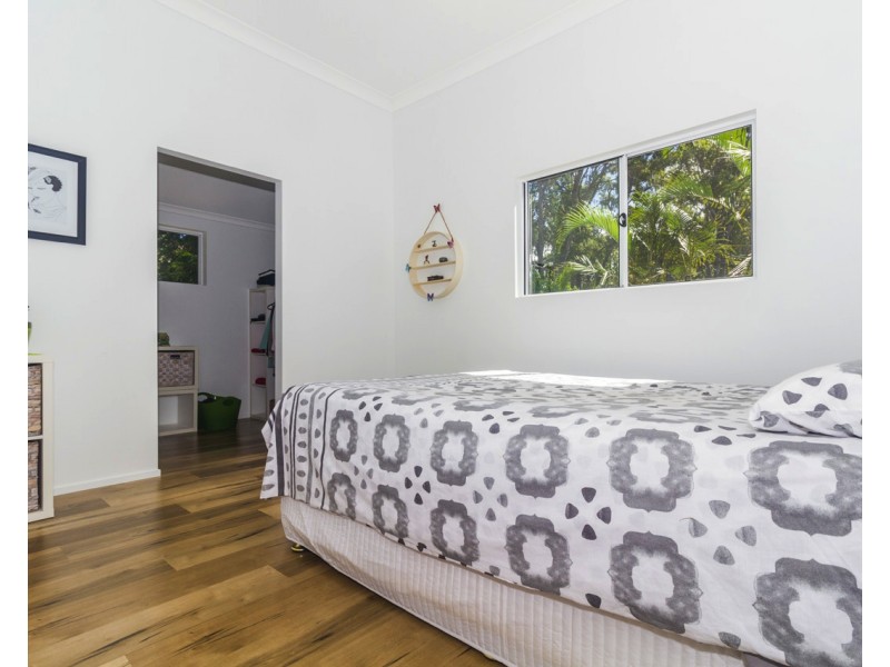 2 Waterside Dr, Macleay Island QLD 4184