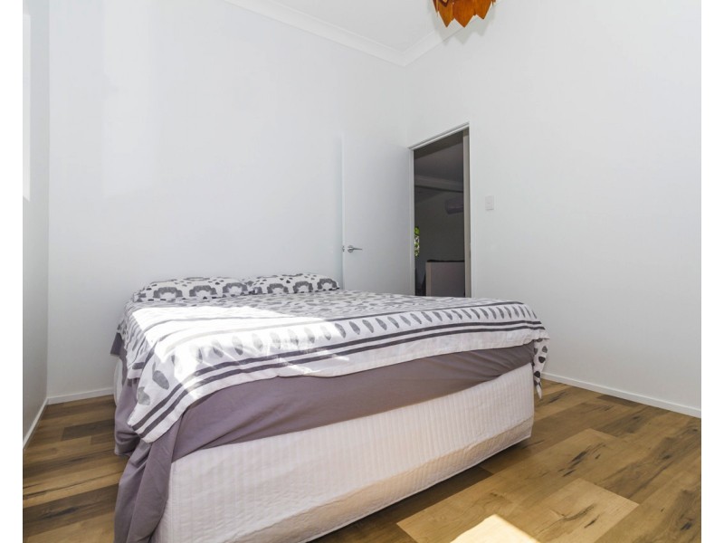 2 Waterside Dr, Macleay Island QLD 4184