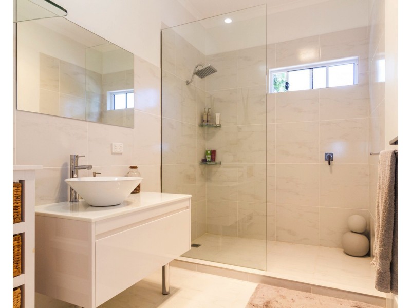 2 Waterside Dr, Macleay Island QLD 4184