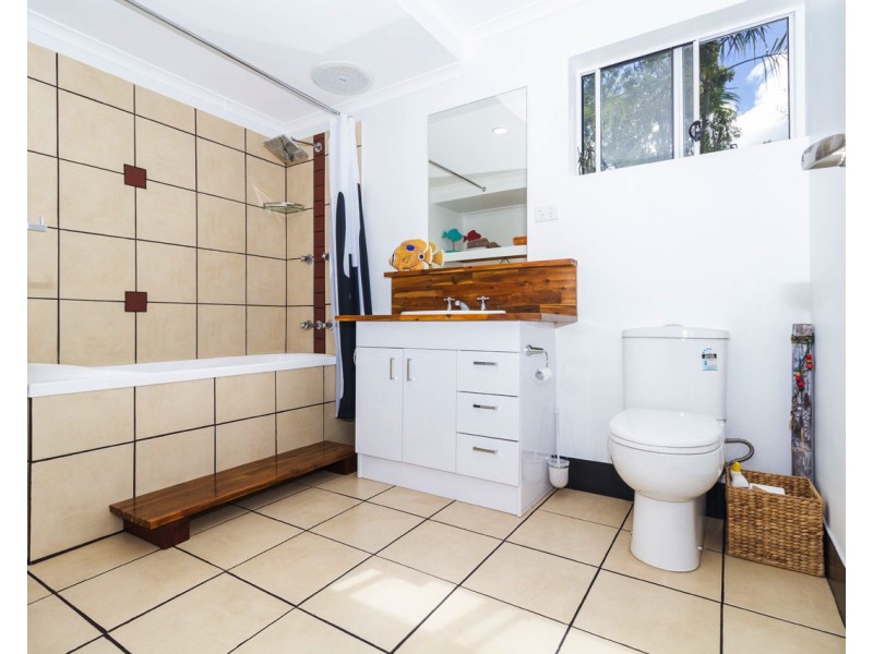 2 Waterside Dr, Macleay Island QLD 4184