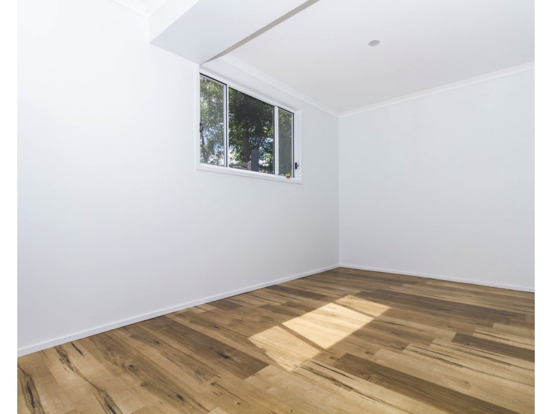 2 Waterside Dr, Macleay Island QLD 4184