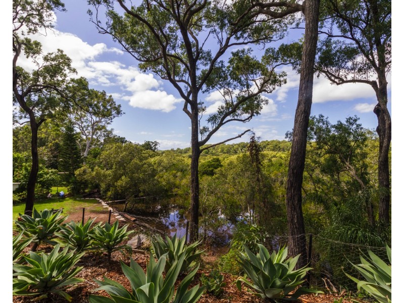 2 Waterside Dr, Macleay Island QLD 4184