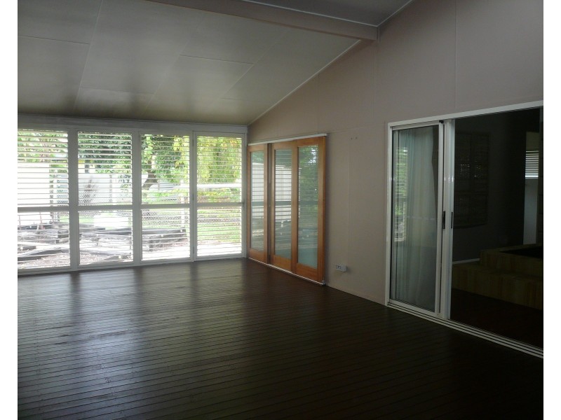 10-12 Donald St, Macleay Island QLD 4184