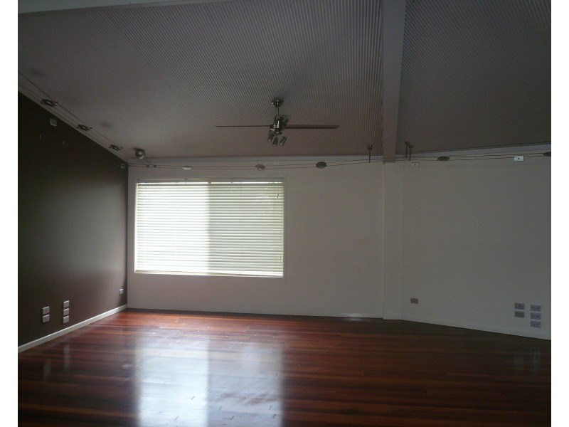10-12 Donald St, Macleay Island QLD 4184