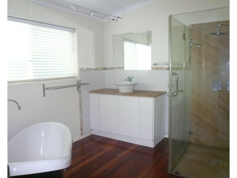 10-12 Donald St, Macleay Island QLD 4184