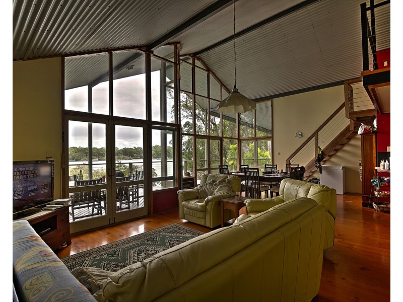 12 Russell Tce, Macleay Island QLD 4184