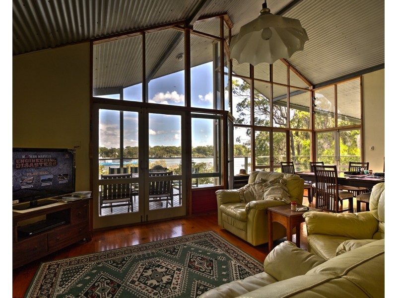 12 Russell Tce, Macleay Island QLD 4184