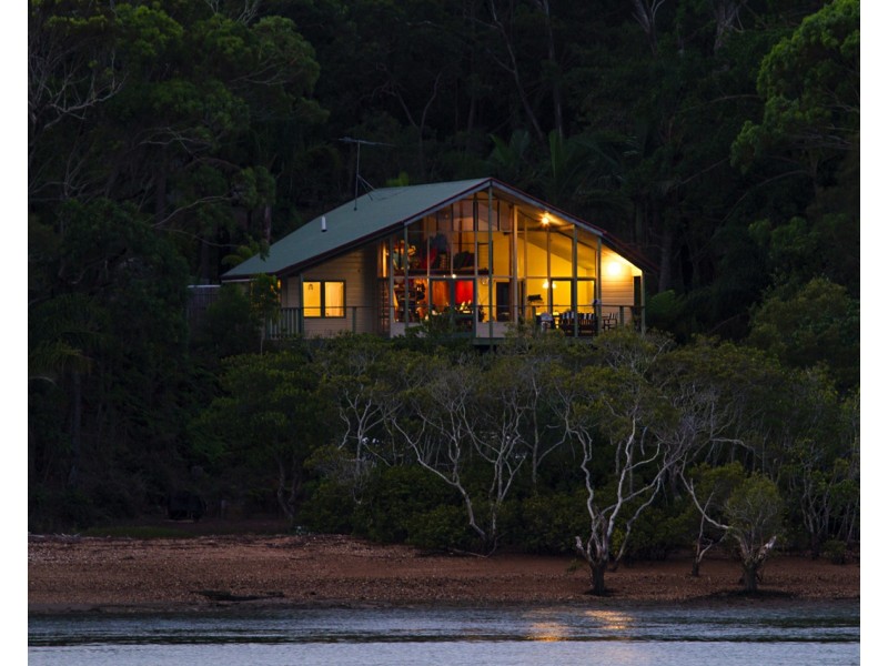 12 Russell Tce, Macleay Island QLD 4184