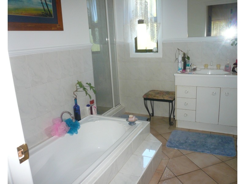 16 Mawson St, Macleay Island QLD 4184