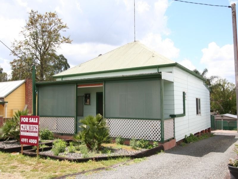 8 Charles Street, Abermain NSW 2326