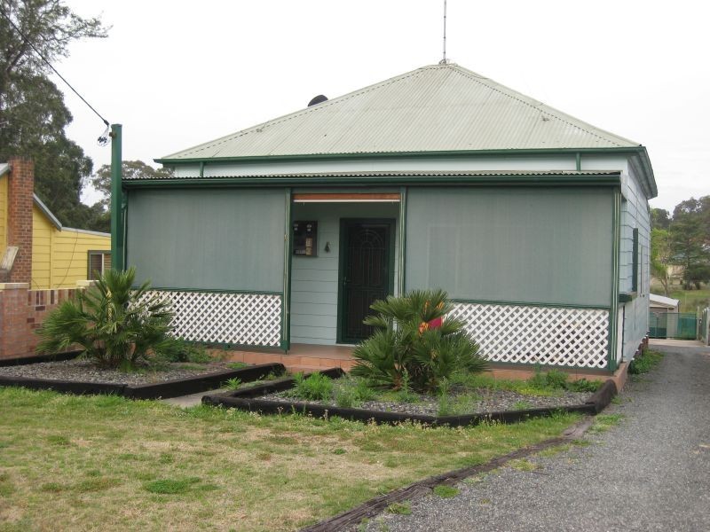8 Charles Street, Abermain NSW 2326