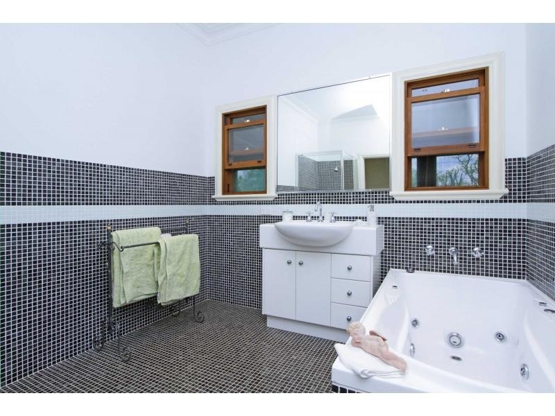 24 The Ballabourneen, Lovedale NSW 2325