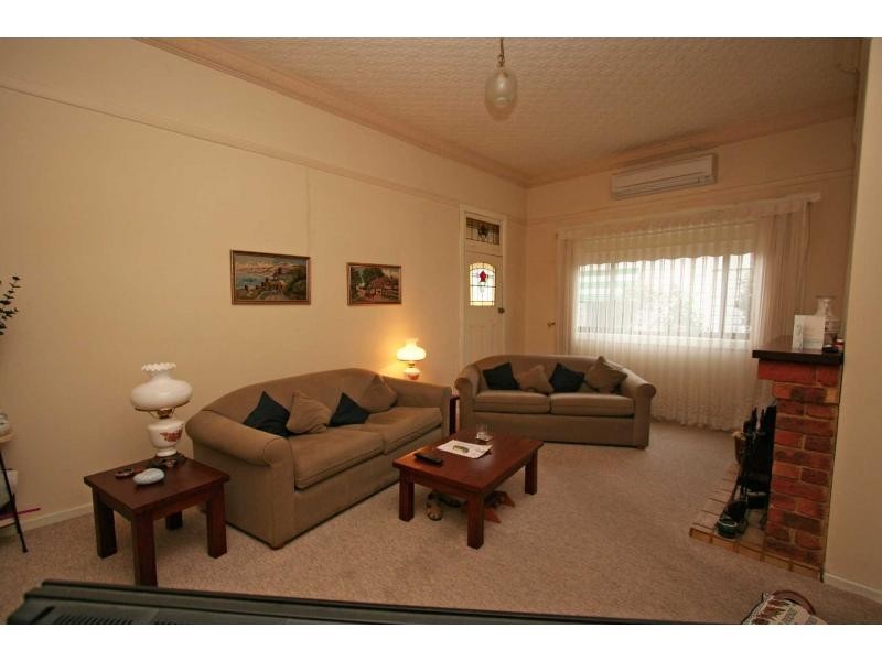 8 West Avenue, Cessnock NSW 2325