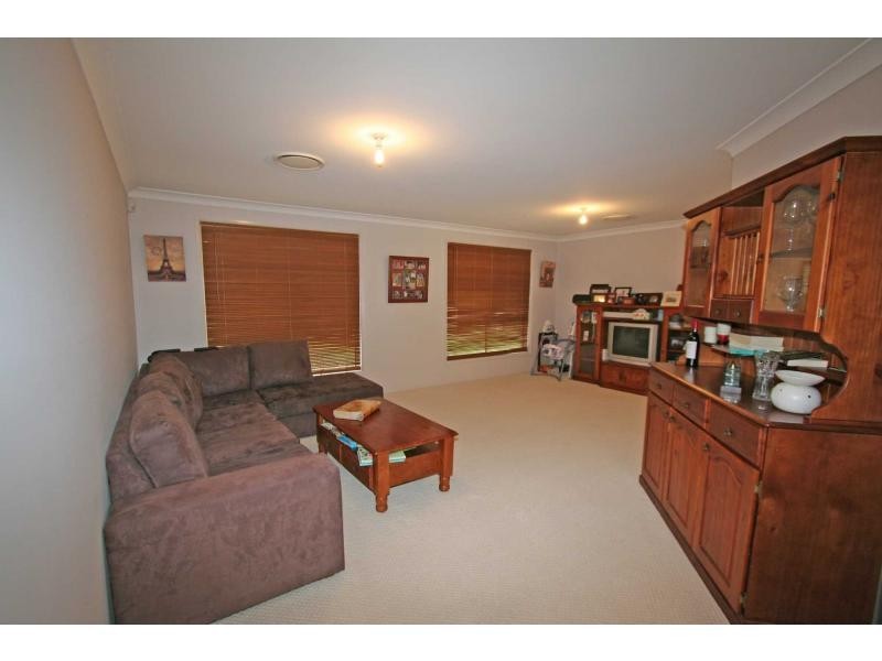 6 Stirling Street, Abernethy NSW 2325