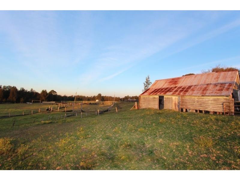 702 Wollombi Road, Bishops Bridge NSW 2326