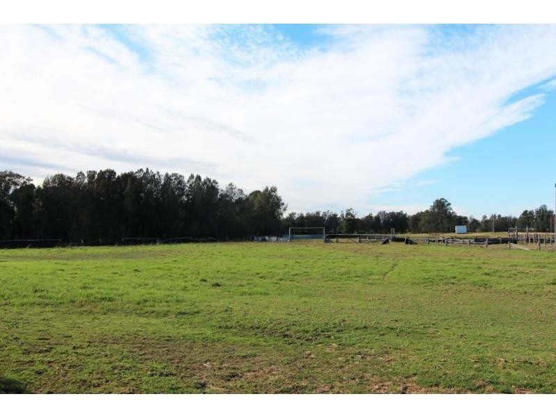702 Wollombi Road, Bishops Bridge NSW 2326