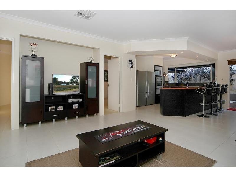 11 Bryanston Pass, Madeley WA 6065