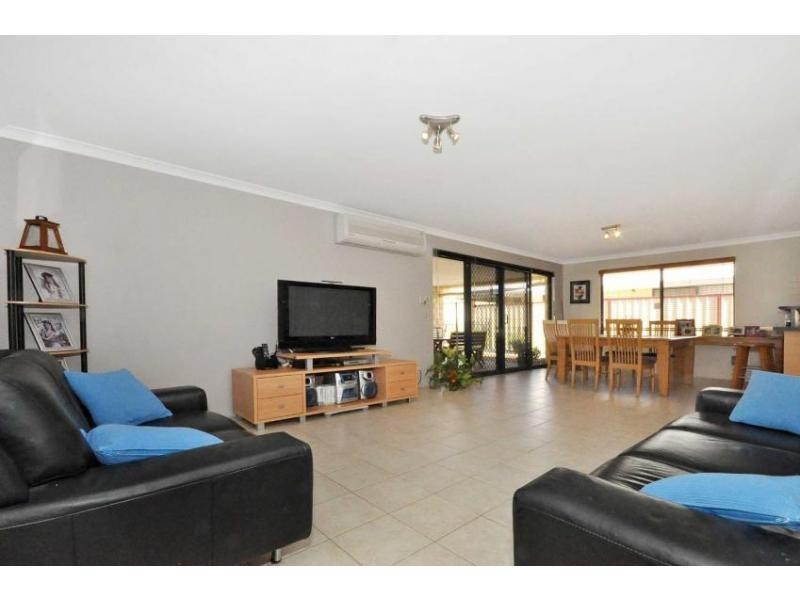 28 Esmerelda Pass, Darch WA 6065