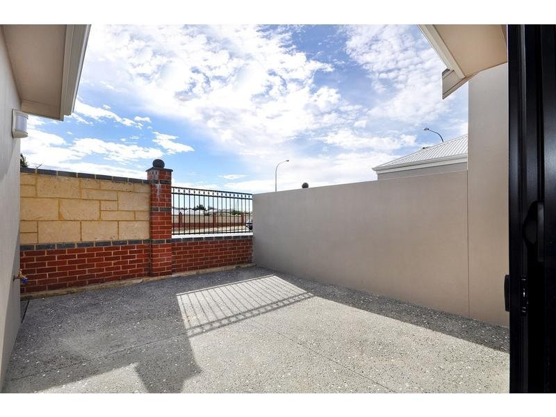 2/2 Dana Way, Madeley WA 6065