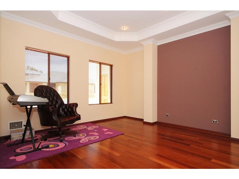 18 Evington Pass, Landsdale WA 6065