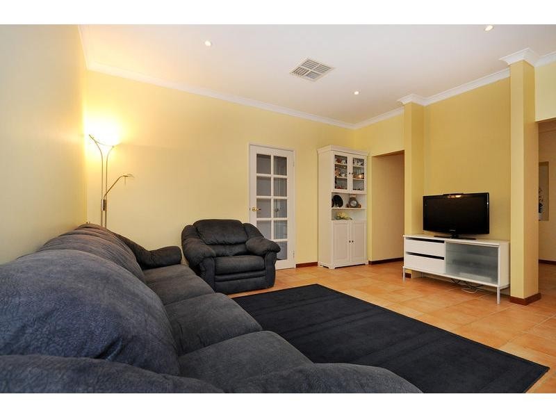 15 Dandenong Way, Alexander Heights WA 6064