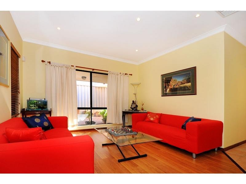 15 Dandenong Way, Alexander Heights WA 6064