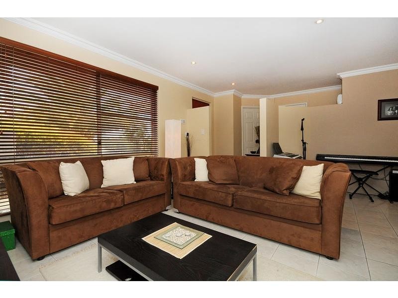 17 Collison Place, Marangaroo WA 6064