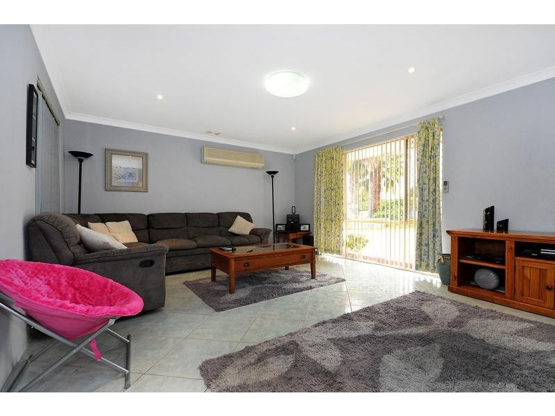 8 Danvers Close, Marangaroo WA 6064