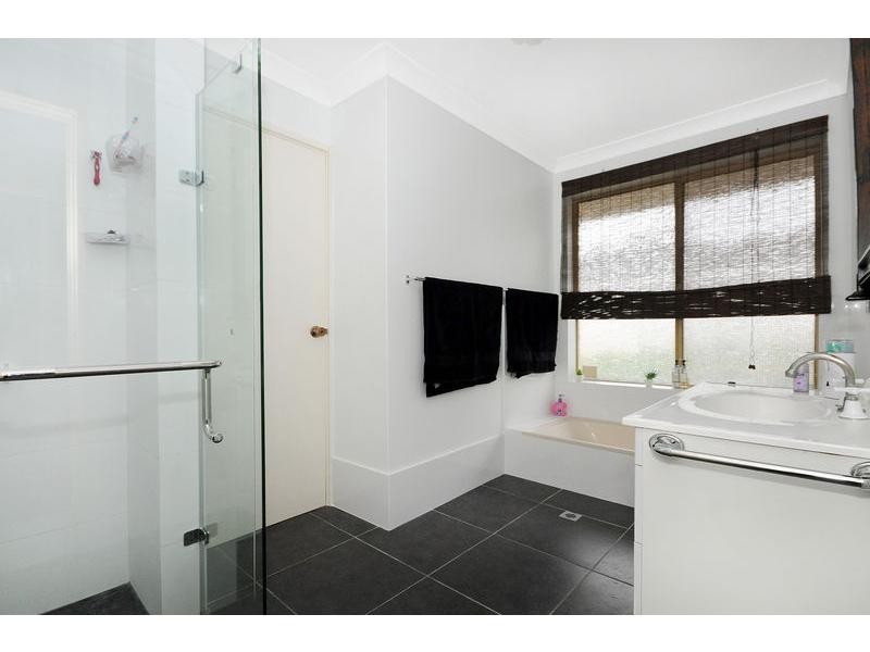 8 Danvers Close, Marangaroo WA 6064