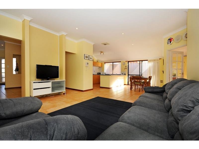 15 Dandenong Way, Alexander Heights WA 6064