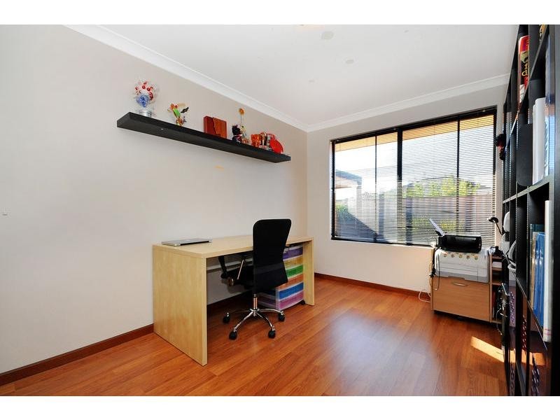 15 Dandenong Way, Alexander Heights WA 6064