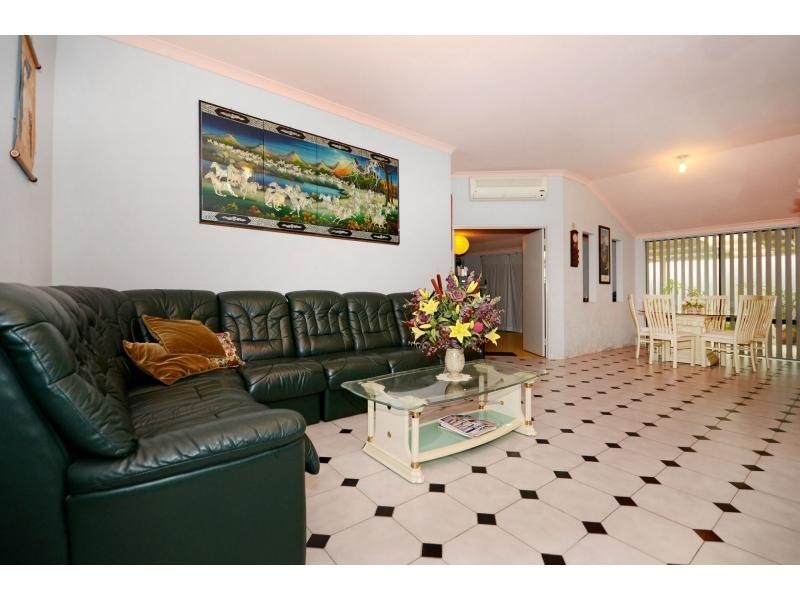 18 Adelphi Court, Marangaroo WA 6064