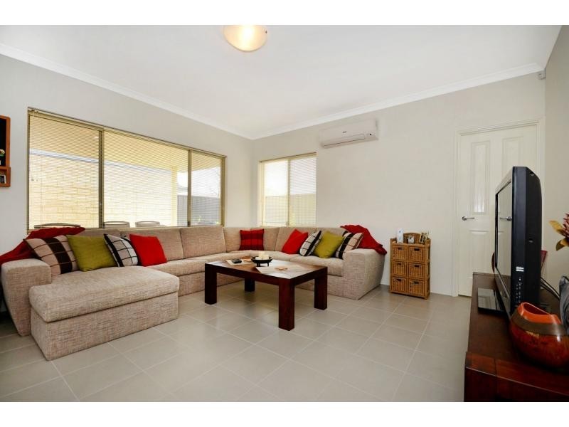 2/1 Tolj Loop, Aveley WA 6069