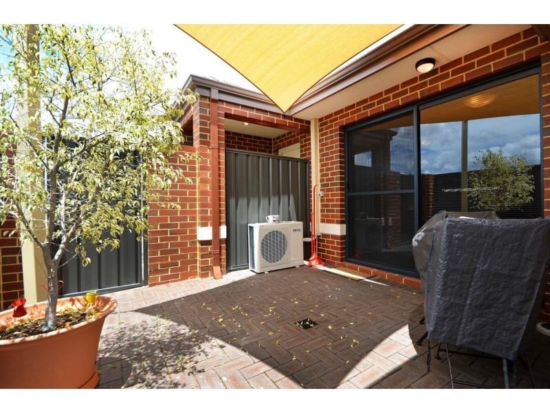 1/10 Dulegal Way, Aveley WA 6069