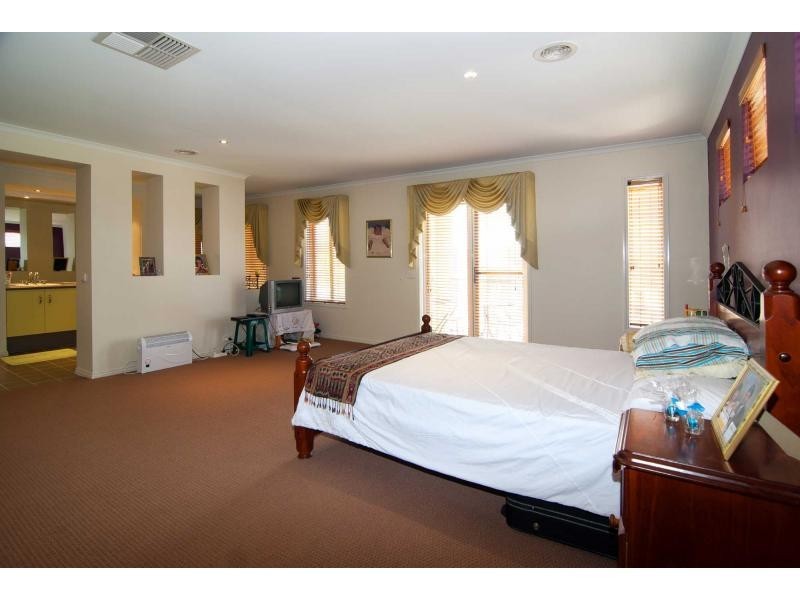 8 Yale Avenue, Keysborough VIC 3173