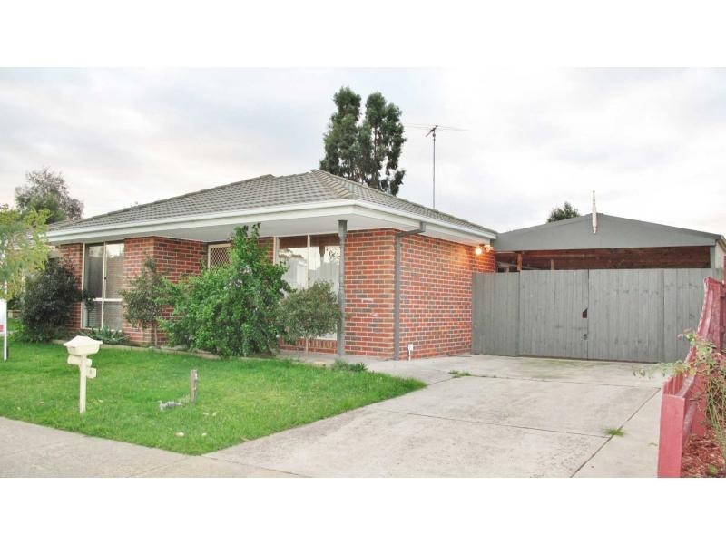 8 Claire Close, Pakenham VIC 3810
