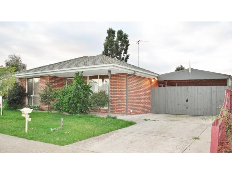 8 Claire Close, Pakenham VIC 3810
