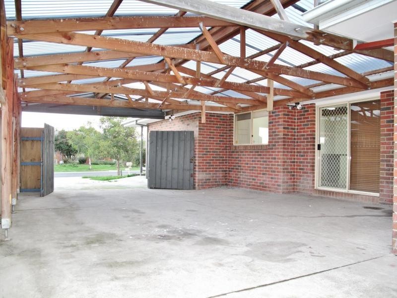 8 Claire Close, Pakenham VIC 3810