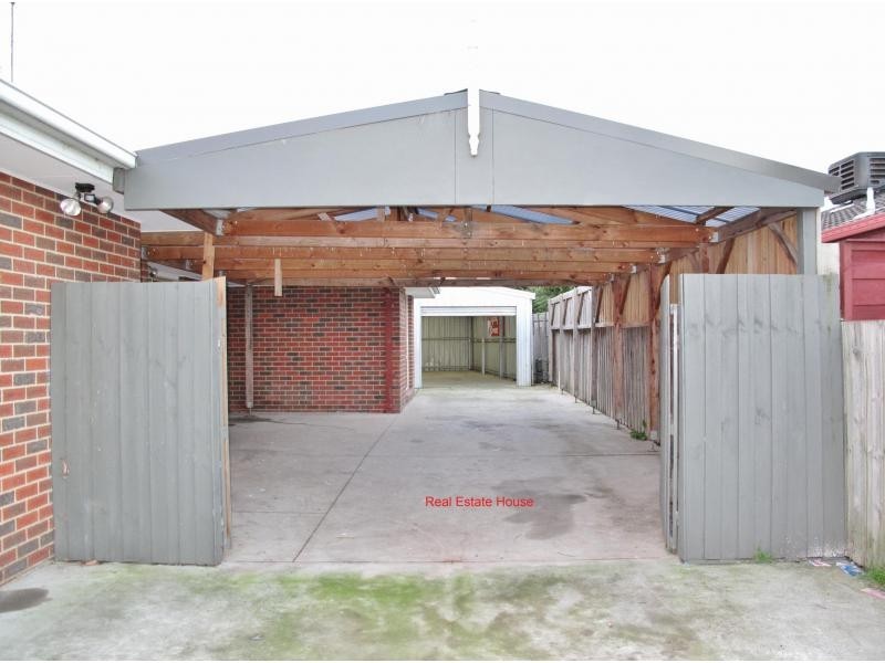 8 Claire Close, Pakenham VIC 3810