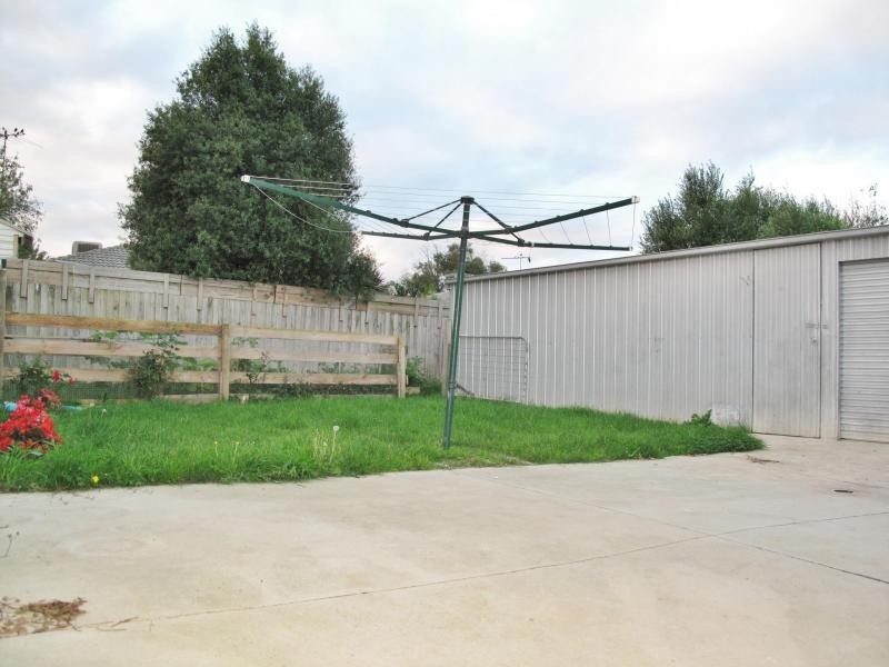 8 Claire Close, Pakenham VIC 3810