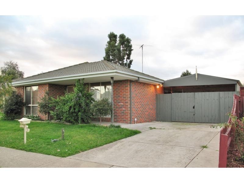 8 Claire Close, Pakenham VIC 3810