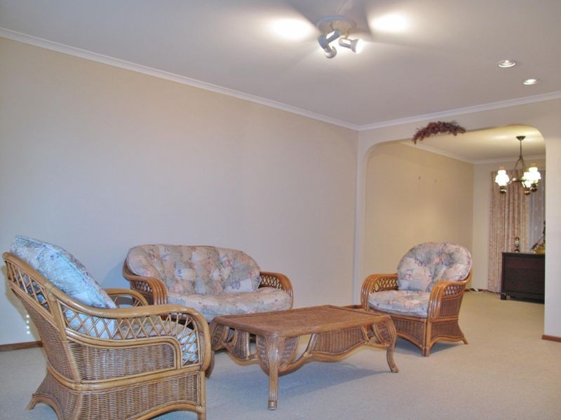 5 Edward Freeth Drive, Endeavour Hills VIC 3802